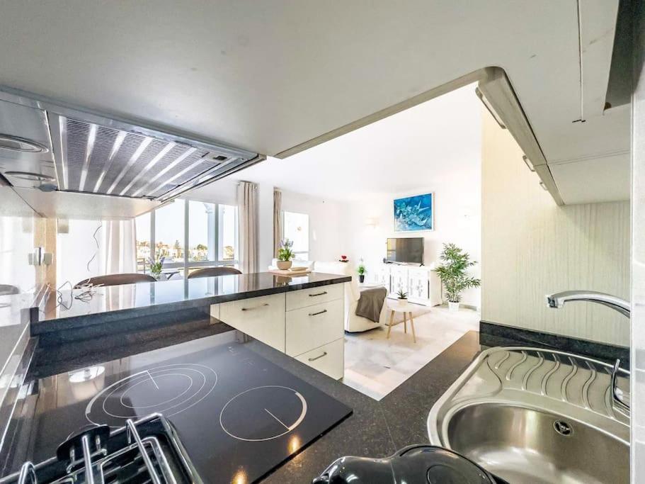 97-townhouse With Roof Terrace & Views, Marbella